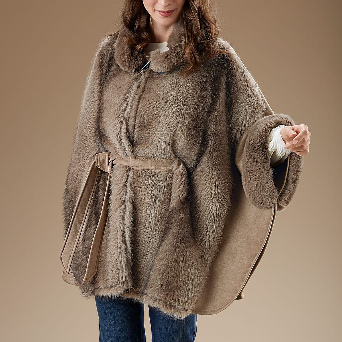 Cape en Fausse Fourrure Taupe Alpine