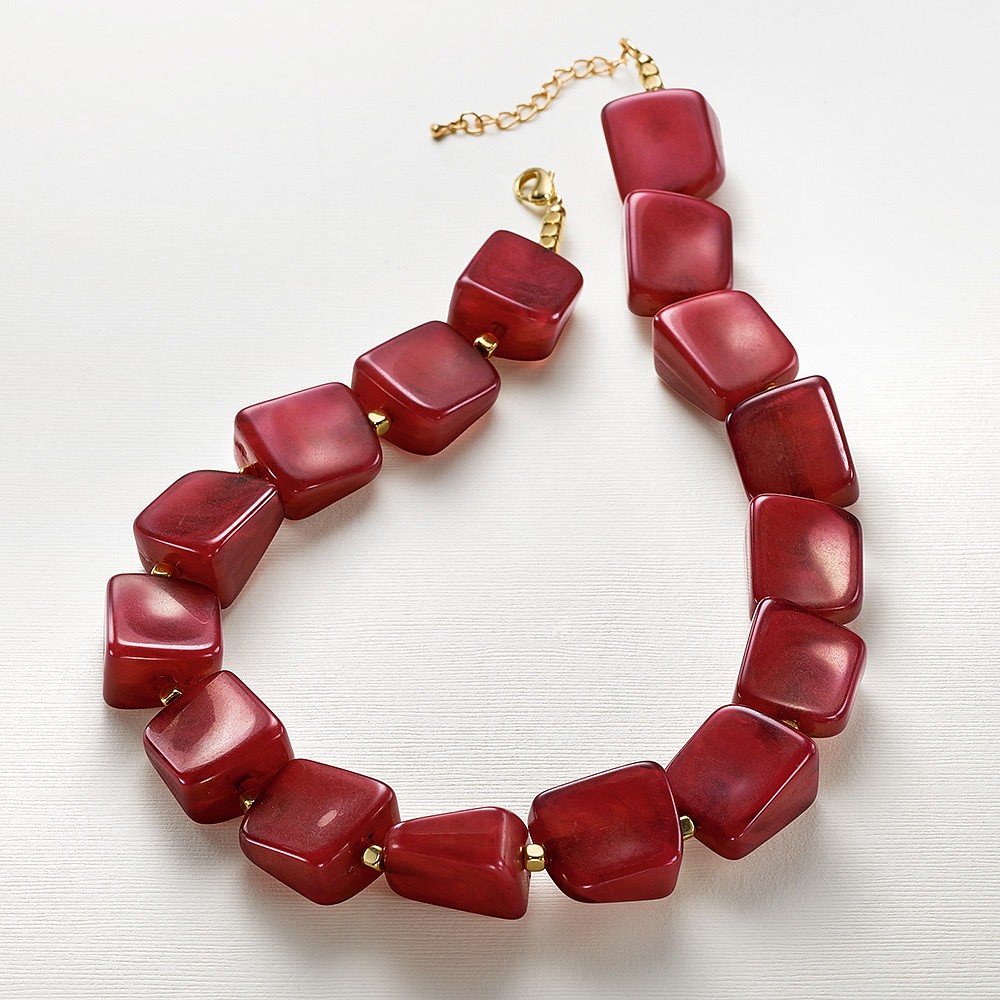 Collier Cramoisi En Toute Équité