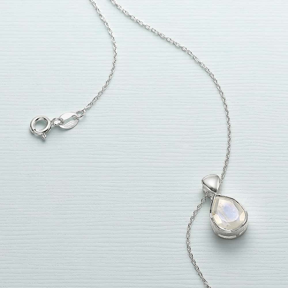 Pendentif en Pierre de Lune Contemplation Lunaire