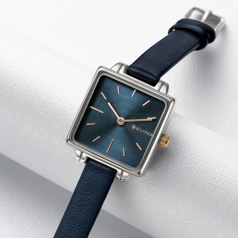 Montre Bleu Marine Jouez Sur les Angles 