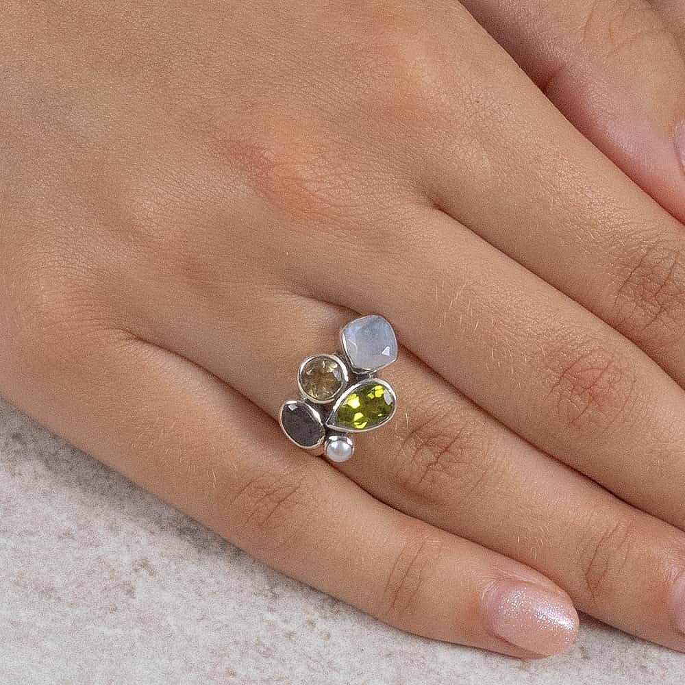 Bague Pierre Précieuse Entourée de Sérénité
