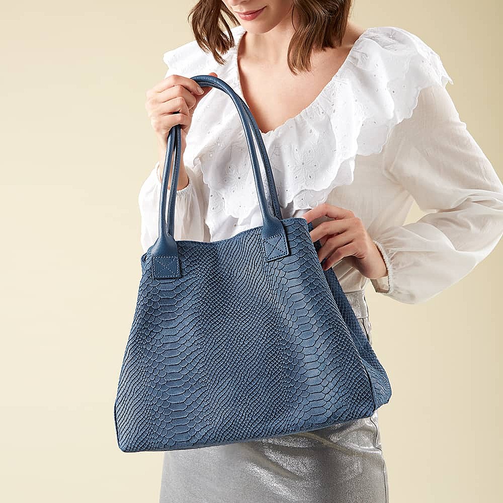 Sac en Daim Bleu Sur la Scène