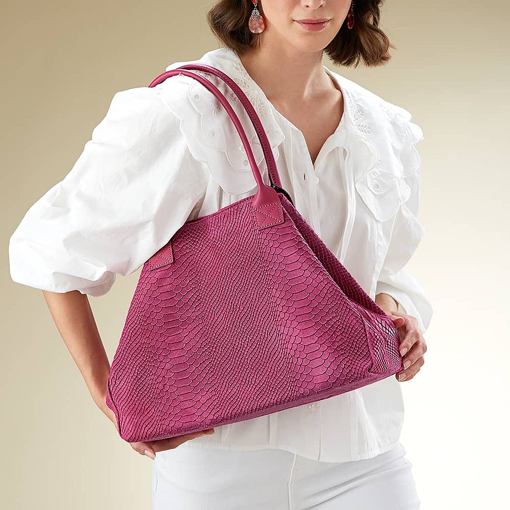 Sac en Daim Fuchsia Sur la Scène