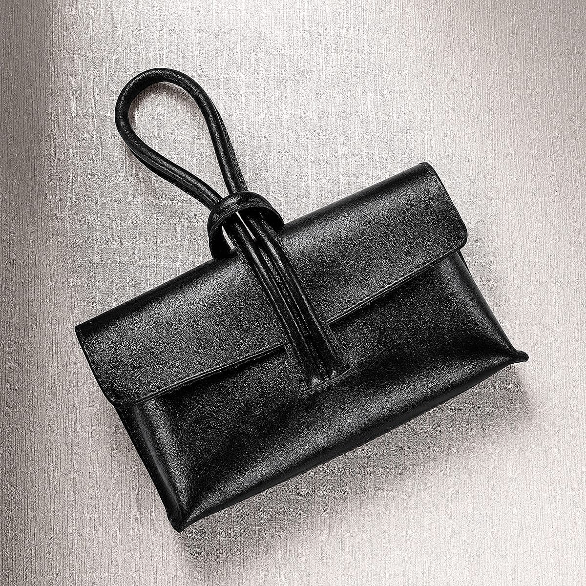 Pochette Noire en Cuir Dans la Boucle