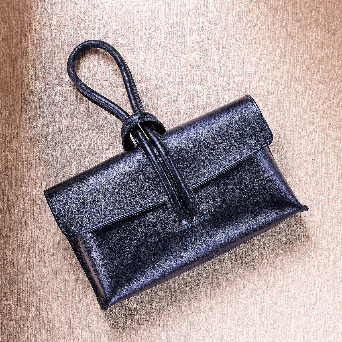 Pochette en Cuir Bleu Marine Dans la Boucle